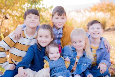 6 Siblings Photography, Large Group Posing, 6 Siblings, Siblings Photography, Sibling Photography Poses, 3 Brothers, Fall Family Photo Outfits, Sibling Photography, Group Poses