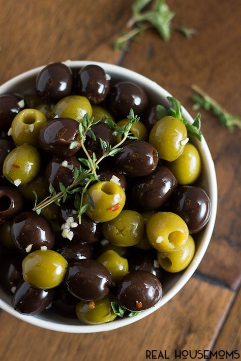 Marinated Black Olives, Antipasto Recipes, Olive Bar, Fresh Olives, Marinated Olives, Olive Recipes, Herbal Teas Recipes, Green Olives, Middle Eastern Recipes