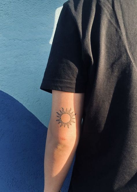 Sun Tattoo Ideas Men, Back Tattoo Sun, Sun Tattoo Back, Sun Tattoo Men, A Tattoo Designs, Tattoo Sun And Moon, Half Sun Tattoo, Tattoo Back Of Neck, Tattoo Sun