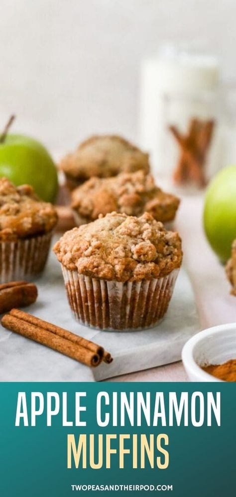 Apple cinnamon muffins with a sweet and buttery cinnamon crumb topping. These muffins are easy to make and are great for breakfast or snack time. Crumb Topping For Muffins, Apple Muffin Recipes, Apple Cinnamon Muffins, Bolo Fit, Cinnamon Muffins, Apple Muffins, Cinnamon Apple, Unsweetened Applesauce, Crumb Topping