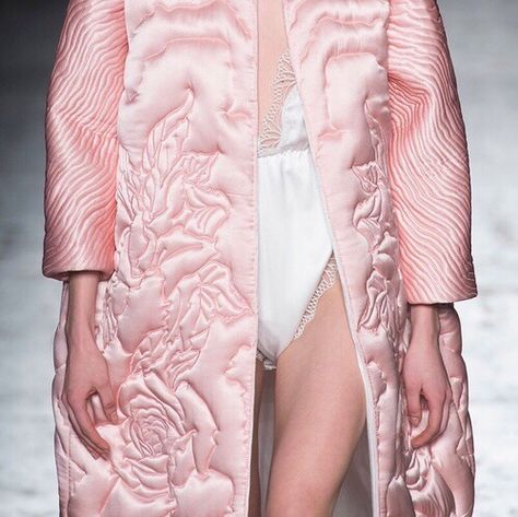 A Beautiful Weekend and A Few Images of Inspiration by Cool Chic Style Fashion Uni Fashion, Francesco Scognamiglio, Haute Couture Style, Mode Rose, Couture Mode, Pink Coat, Casual Sport, Clothing Details, Textiles Fashion