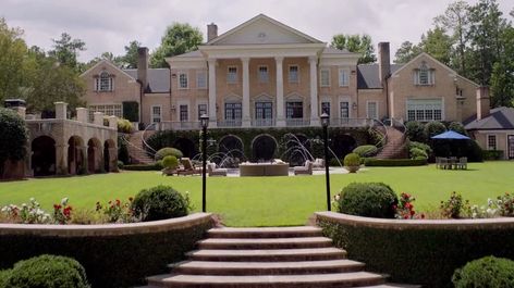 Dynasty House, Khloe Kardashian House, Buford Georgia, Dream House Aesthetic, Mansion Exterior, Luxury Houses Mansions, Classic House Exterior, Old Mansions, Rich Home