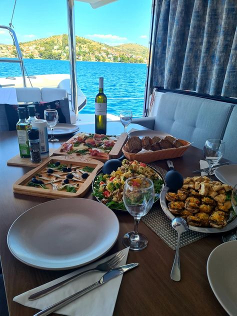 Lunch On A Yacht, Yacht Lunch Aesthetic, Lunch On A Boat, Fancy Party Aesthetic, Dinner On A Boat, Boat Lunch, Boat Dinner, Luxury Lunch, Fancy Lunch