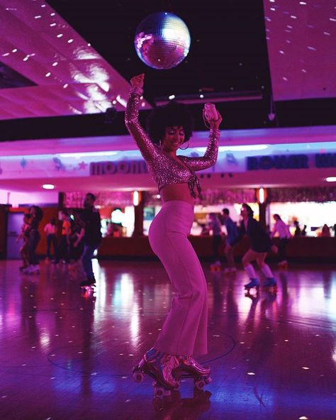 90s Roller Skating Party, Retro Disco Photoshoot, 70s Roller Disco, Roller Skating Pictures, Roller Skating Aesthetic, Disco Roller Skating, 80s Dance, Euphoria Party, Roller Skating Rink