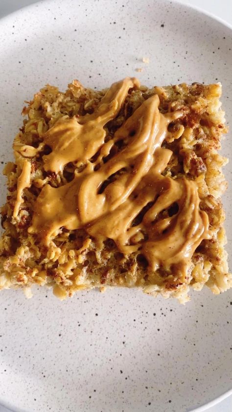 This Banana Peanut Butter Baked Oatmeal is the perfect breakfast to have prepared ahead of time for busy mornings. Peanut Butter Oatmeal Bake, Peanut Butter Baked Oatmeal, Breakfast Meal Prep Recipes, Healthy Breakfast Meal Prep, Oatmeal Bake, Oatmeal Diet, Healthy Food Habits, Banana Peanut Butter, Breakfast Prep