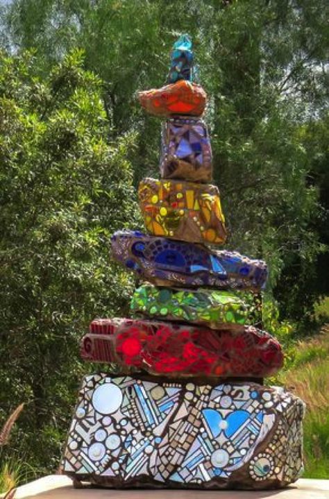 Seen on Pinterest – The creative mastery of contemporary mosaic art Diy Mosaic Garden, Mosaic Rocks, Mosaic Garden Art, Diy Mosaic, Mosaic Stained, Mosaic Madness, Mosaic Artwork, Mosaic Decor, Mosaic Garden