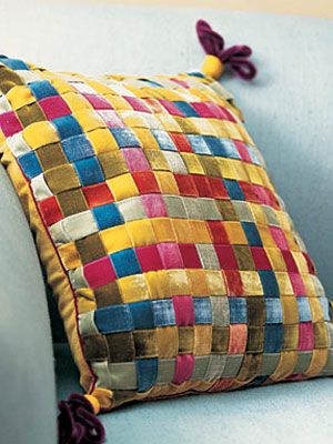 Weave seven different shades of velvet ribbon to make this decorative pillow. Different colours though! Throw Pillow Diy, Astuces Diy, Woven Pillows, Pretty Pillow, The Pillow, Sewing Pillows, Diy Ribbon, Ribbon Crafts, Diy Pillows