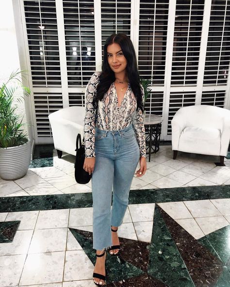 Snakeskin Top Outfit, Snakeskin Outfit Ideas, Snake Skin Outfit Ideas, Snake Skin Top Outfit, Snake Skin Outfit, Printed Top Outfit, Jeans And A Nice Top, Top Outfit, Fit Ideas