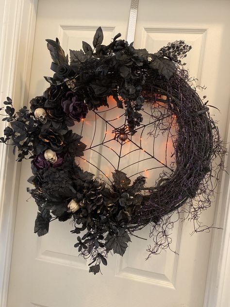 Black Wreath Christmas, Goth Wreaths For Front Door, Glam Halloween Wreath, Gothic Door Wreath, Gothic Halloween Wreath, Dark Wreath Ideas, Spooky Christmas Wreath, Black Halloween Wreaths For Front Door, Goth Wreath Ideas