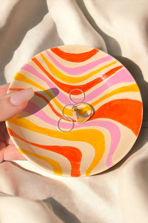 Ring Bowls Clay Aesthetic, Groovy Pottery Painting, Abstract Painting Pottery, Swirl Pottery Painting, Paint It Pottery Ideas, Paint Pottery Inspiration, Paint Own Pottery Ideas, Retro Pottery Painting Ideas, Colourful Pottery Painting