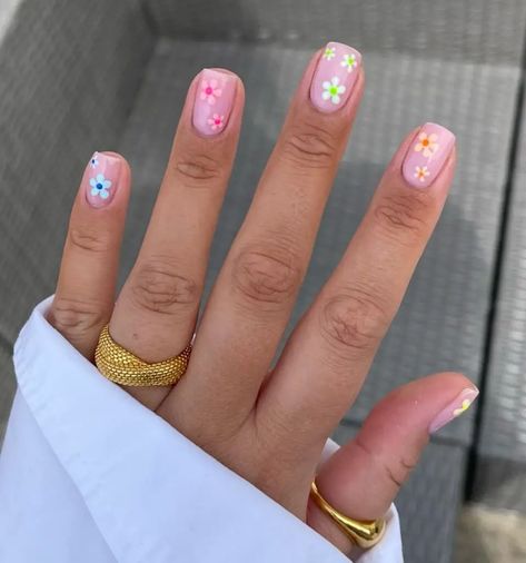 Summer Manicure Designs, Daisy Nail Art, Nail Pics, Santa Nails, Daisy Daisy, Summer Manicure, Daisy Nails, Simple Gel Nails, Cute Summer Nails