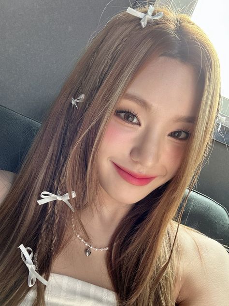 yeji bubble update #yeji #itzy Instagram Update, K Pop, Kpop Girls, Selfies, Rock And Roll, My Girl, Bubbles, Vogue, On Twitter