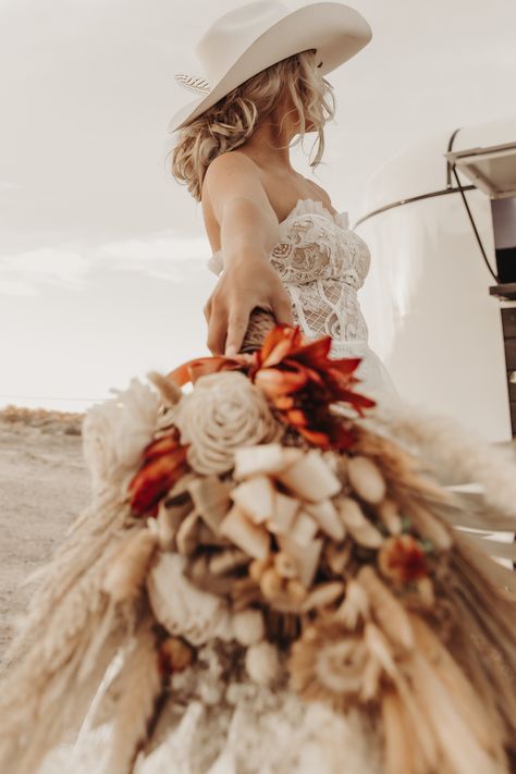 White Horse Wedding Photos, Western Speakeasy, Western Wedding Hair, Taylor Rousseau, Photo Camper, Horse Wedding Photos, Macrame Wedding Dress, Bridal Styled Shoot, Blonde Bride