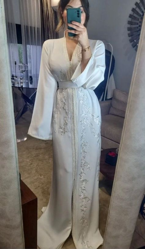 Kaftan Abaya Dubai, Moroccan Wedding Dress, Hijabi Mode, Abaya Mode, Caftan Moroccan, Moroccan Kaftan Dress, White Kaftan, Moroccan Clothing, Kaftan Abaya