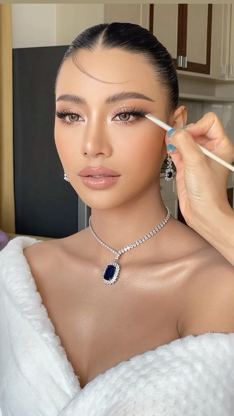 Full glam bridal makeup look 😍 Yay or nay? via @cosine_makeup… | Instagram Asian Wedding Makeup Looks, Soft Glam Professional Makeup, Reception Glam Makeup, Office Glam Makeup, Soft Glam Make Up Asian, Glam Look Makeup Ideas, Full Make Up Looks, Thai Soft Glam Makeup, Glam Bridal Makeup Looks