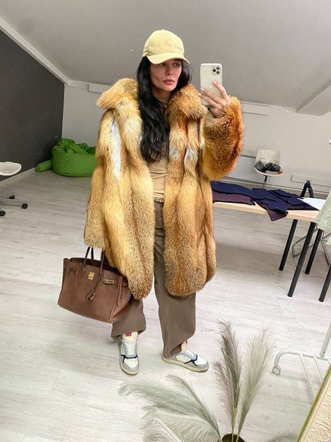 Fox Fur Coat Outfit, Body Warmer Outfit, Winter Ski Fashion, Fur Coat Outfits, Madrid Outfits, Fur Coat Outfit, Sleek Dress, Blogger Outfits, Coat Outfit