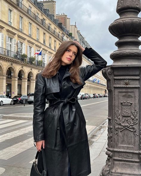 Leather Raincoat, Leather Trench Coat Outfit, Long Leather Trench Coat, Trench Outfit, Activewear Photoshoot, Leather Coat Womens, Trench Coat Outfit, Long Leather Coat, Business Outfits Women