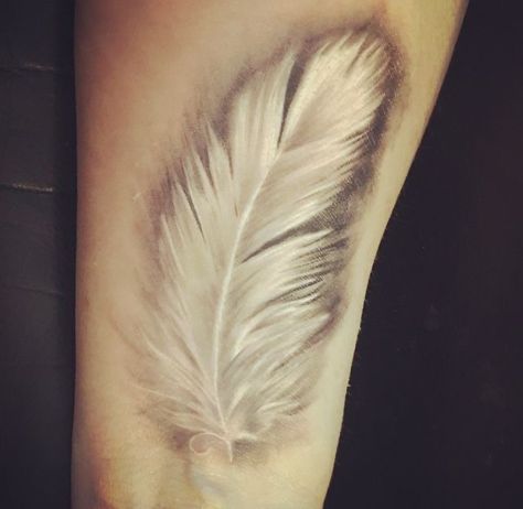 Pastel Feather Tattoo, White Feather Tattoos For Women, Memorial Feather Tattoo Ideas, Feather Remembrance Tattoo, Angel Feather Tattoo, White Feather Tattoo, Falling Feather Tattoo, Tattoo Plume, White Feather Tattoos