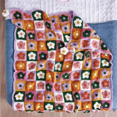 5 Petal Daisy Flower Crochet Square - Repeat Crafter Me Square Nails For Summer, Daisies Crochet, Field Of Daisies, Nails For Summer, Crochet Blanket Designs, Easy Crochet Patterns Free, Crochet Blanket Pattern, Short Square Nails, Fun Crochet Projects