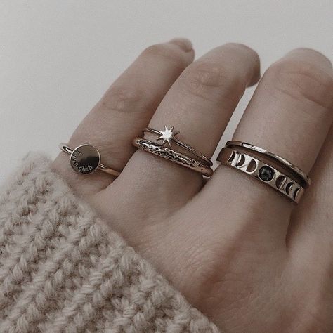 Finger Tattoos Ring, Colorful Jewelry Aesthetic, Ringe Aesthetic, Ring Tattoos For Couples, Ring Aesthetic Vintage, Dark Academia Rings, Engagement Rings Aesthetic, Ring Finger Tattoo Couple, Rings Aesthetic Vintage