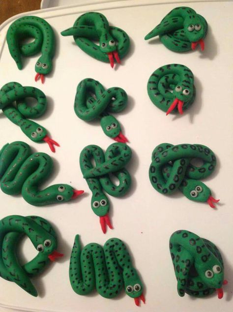 Fondant  snake toppers Snake Cake Topper, Snake Fondant, Snake Cupcakes, Snake Cake, Zoo Cake, Snake Cakes, Snake Birthday, Snake Party, Clay Projects For Kids