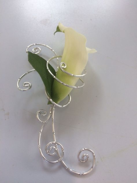 Calla Lily Boutonniere Wedding, Calla Lily And Rose Boutonniere, White Calla Lily Boutonniere, Wire Corsage, Boutonniere Wedding Calla Lily, Lily Buttonhole, Calla Lily Buttonhole, Christmas Star Crafts, Diy Wrist Corsage