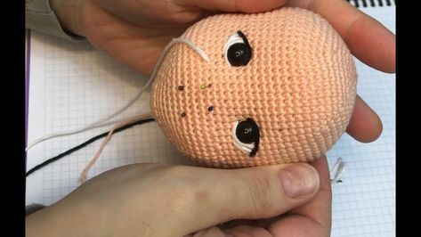 Baby Doll Eyes, Crochet Doll Tutorial, Crochet Eyes, Crochet Stitches Guide, Crochet Faces, Doll Tutorial, Doll Eyes, Knitted Dolls, Crochet Details