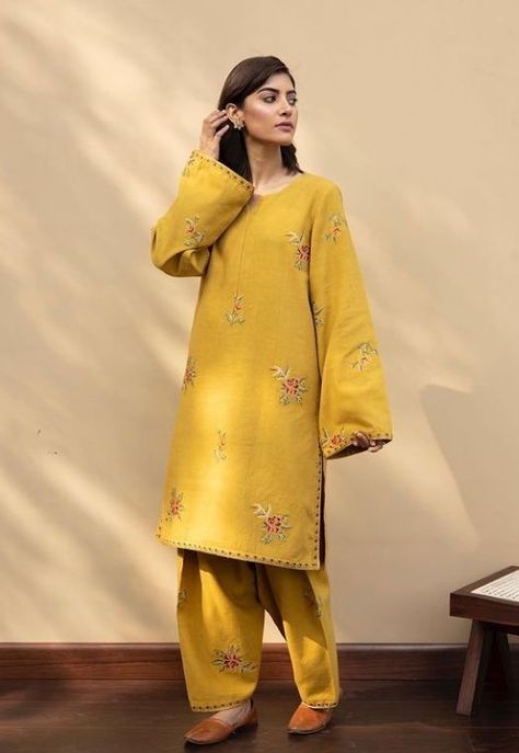 Sonam Bajwa Velvet Suit, Pakastin Suit Design, Pakistani Salwar Designs Pattern, Girlish Suits Designs, Winter Suits Design For Women, Simple Shalwar Kameez, Jeans Casual Outfit, New Suit Design, Week Aesthetic