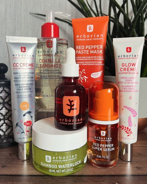 Starting the week with an erborian shelfie. Ad/pr Some recent new products in my stash are the Red pepper paste mask and the Skin therapy night oil serum. 🌶️ The face mask is gentle, but gives an incredible boost and glow to the skin. Perfect when your skin needs an instant pick me up. 🌛 The face oil is absolutely stunning. 17 plant extracts to smooth, nourish, hydrate and refine the skin. It’s not greasy but does have a slightly tacky consistency and finish. I find this works best applied... Red Pepper Paste, Pepper Paste, Skin Therapy, Birthday Wishlist, Face Oil, Red Pepper, Korean Skincare, Korean Makeup, Fashion Makeup