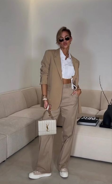 All Beige Outfit, Contrast Outfit, Corporate Baddie Outfits, Look Working Girl, Corporate Baddie, Colour Combinations Fashion, Monochromatic Fashion, Stylish Work Attire, Elegant Dresses Classy