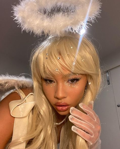 Angel Aesthetic Costume, Snow Angel Costume, Snow Angel Aesthetic, Angel Makeup Looks Halloween, Cute Angel Costume, Blonde Halloween Costumes Ideas, Halloween Costumes Angel, Angel Halloween Makeup, Fallen Angel Costume