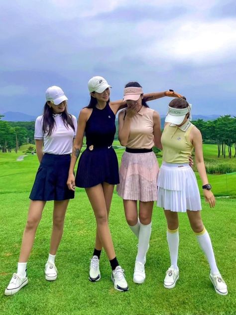 Sporty And Rich Street Style, Street Wear Woman, Golf Snacks, Trendy Golf Outfits Women, 80s Fashion Aesthetic, 90s Aesthetic Fashion, Golf Fits, Girl Golf Outfit, Cute Golf Outfit