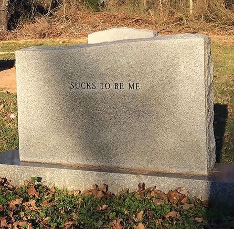 Sucks To Be Me Funny Tombstone Sayings, Tombstone Quotes, Tombstone Epitaphs, One Pun, Halloween Tombstones, The Last Laugh, Fair Play, Six Feet Under, Dad Jokes