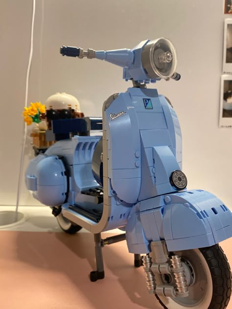 Lego Vespa Aesthetic, Vespa Lego Set, Cute Lego Builds, Lego Vespa, Cute Lego Sets, Cute Legos, Retro Apartment Decor, Cute Lego, Best Lego Sets