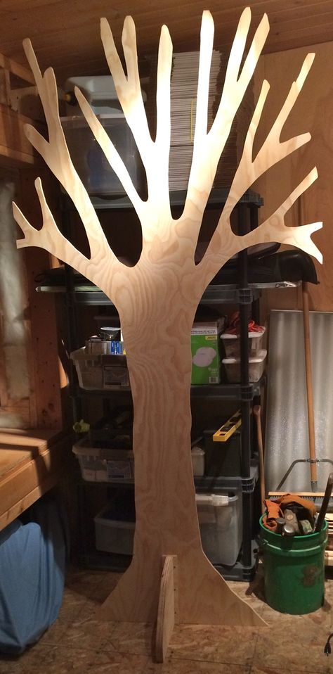 8' x 4' tree to be stained in dark walnut. Will add foliage: Plastic tablecloth vines in leaf shape for the scary fores.) Green sparkly tule attached to fishnet for the Lion forrest. back is the same as the front. Theater Trees Set Design, Tree Props Stage Set Design, Beta Club, Shrek Jr, Wizard Of Oz Musical, Flat Tree, Tree Props, Drawing Trees, Parade Ideas