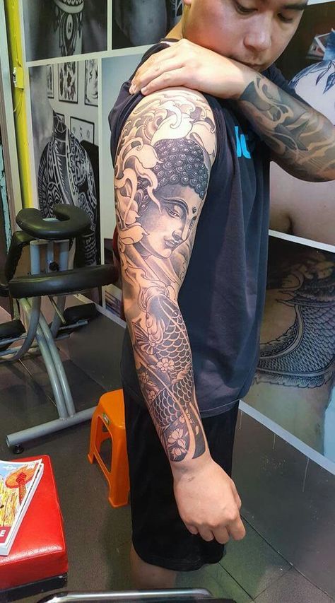 Buddhist Tattoo Sleeve, Buddha Tattoo Sleeve, Buddha Tattoo Ideas, Buda Tattoo, Karp Koi, Koi Tattoo Sleeve, Tattoo Japanese Style, Koi Tattoo Design, Buddhist Tattoo