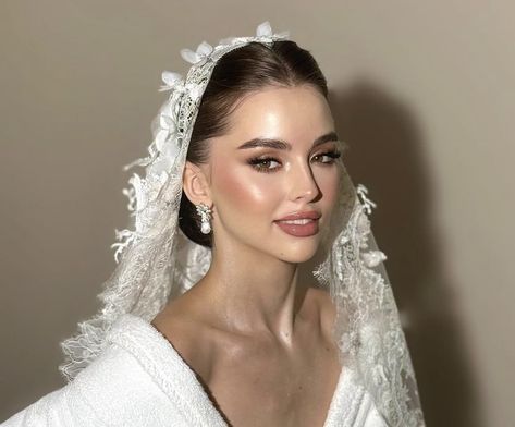 Arab Bride Makeup, Elegant Bride Dress, Bride Makeup Brown Eyes, Modern Bridal Hairstyles, Glam Bride Makeup, Bridemaids Hairstyles, Bridal Hair Veil, Glam Wedding Makeup, Glam Bride