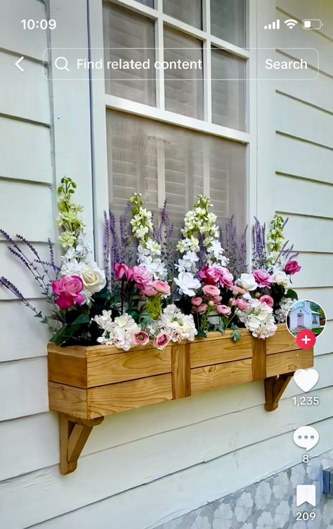 Fake Flower Window Box Ideas, Window Flower Box Ideas, Window Boxes Flowers, Window Baskets, Windowsill Garden, Tiny Garden, Window Box Flowers, Window Planters, Rose Window