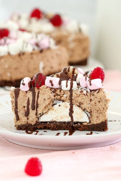 Say hello to the best ever No-Bake Rocky Road Cheesecake! A milk chocolate cheesecake topped with marshmallows, raspberries, nuts and more! Cheesecake Marshmallow, Rocky Road Cheesecake, Marshmallow Chocolate, Box Recipes, Cheesecake Chocolate, Holiday Goodies, Australian Food, Delectable Desserts, Cheesecake Cookies