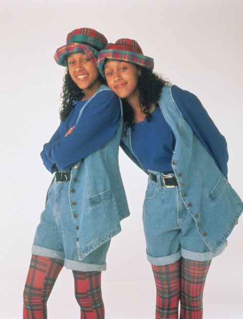 '90s Pop Culture Halloween Costumes That Are All That and a Bag of Chips Tamera Campbell, Costumes For Sisters, Halloween Costumes For Sisters, Tia And Tamera, Best Friend Costumes, Tia And Tamera Mowry, Throwback Outfits, 90s Halloween Costumes, 90s Pop Culture