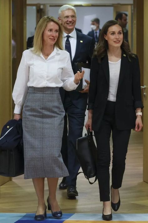 Sanna Marin Outfit, Female Politicians Outfit, Sanna Marin Style, Uk Outfits, Sanna Marin, Female Leader, Claire Underwood, Famous Females, Kate Middleton Outfits