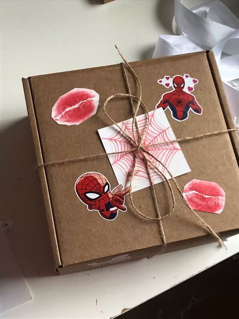 Diy Marvel Gifts For Boyfriend, Spiderman Gifts For Boyfriend Diy, Spiderman Gifts Diy, Spiderman Box Ideas, Spiderman Basket For Bf, Spiderman Presents, Spiderman Diy Gifts, Cajas Aesthetic, Spiderman Gifts For Boyfriend