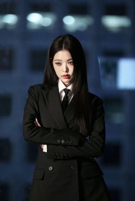 Woman In Suit, Korean Celebrities, Black Outfit, Role Models, Korean Girl, Melon, Pretty Woman, South Korean Girls