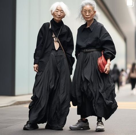 Black Layered Skirt, Japanese Clothing Brands, Japanese Fashion Designers, Advanced Style, Ageless Style, Layered Fashion, 60 Fashion, Original Fashion, Clothing Details