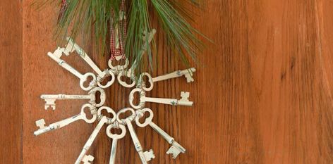 Unlock the holiday spirit and show off a collection of skeleton keys with this simple holiday ornament how-to Skeleton Key Crafts, Key Crafts, Snow Flakes Diy, Christmas Craft Projects, Skeleton Keys, Upcycling Ideas, A Skeleton, Trash To Treasure, Simple Holidays