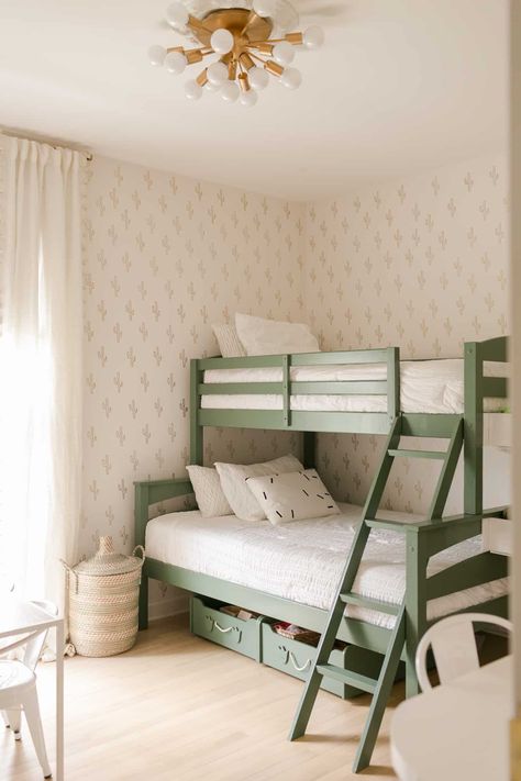 Bunk Beds Small Room, Small Bedroom Bed, Boy Bedrooms, Beds For Small Rooms, Small Bedroom Storage, Cool Bunk Beds, Small Space Bedroom, Attic Design, Shared Bedroom