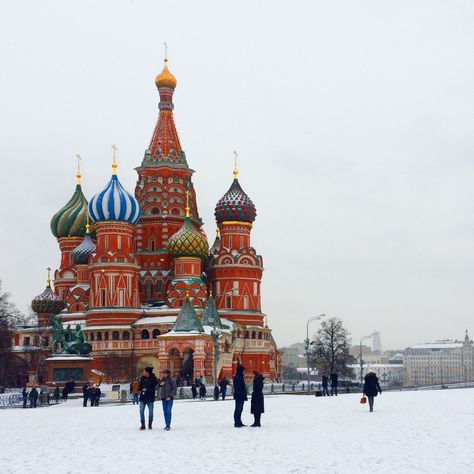 Explore the heart of Moscow! The Kremlin is a stunning historic complex with beautiful palaces, cathedrals, and grand walls. A must-see when visiting Russia's capital! 🇷🇺🏰 Don’t miss out—start exploring with us! 👇 Sign up here: ✅ wanderlustapp.io #Moscow #Russia #Kremlin #Visitmoscow Russia Kremlin, Kremlin Palace, Visit Russia, Moscow Kremlin, The Kremlin, Moscow Russia, Moscow, Palace, Russia