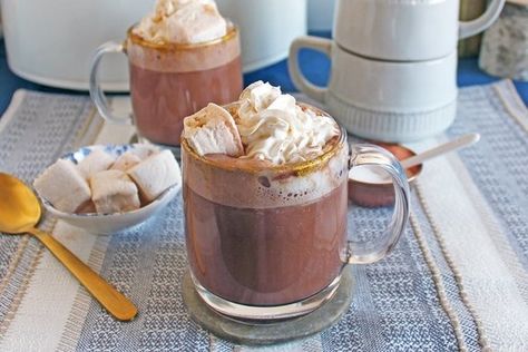 This Vegan Slow-Cooker Hot Cocoa Is Winter-Party Ready Christmas Breakfast Crockpot, Crock Pot Hot Chocolate Recipe, Coconut Smoothie Recipe, Vegan Dips, Vegan Crockpot, Crockpot Hot Chocolate, Vegan Hot Chocolate, Vegan Slow Cooker, Cocoa Recipes