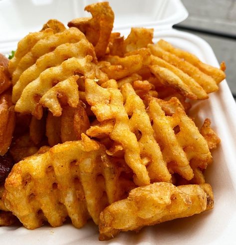 I thought I didn’t like waffle fries till I had this 🍟 that crunch and flavor was amazing... Hot Fries, Waffle Fries, Food Therapy, Food Recipe, Yum Yum, Fitness Diet, Aesthetic Food, Good Eats, Diet Recipes