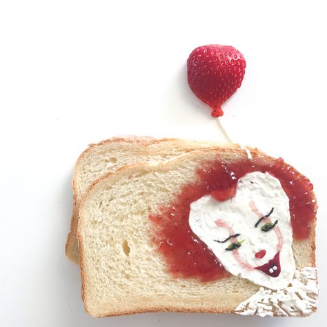 The IT toast🤣.  Pennywise the clown. It Clown, Kid Lunches, Diy Dish, Pennywise The Clown, Bread Art, Healthy Family Dinners, The Clown, Halloween Snacks, Healthy Families